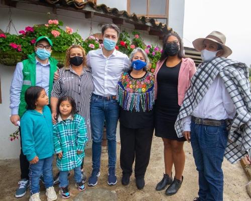 FotografoFoto Alcaldía de Medellín:1.021 familias de Santa Elena cuentan con agua potable las 24 horas del día, gracias a la ampliación del acueducto San Pedro.